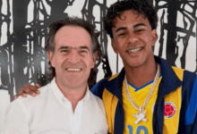 Lamine Yamal luciendo la camiseta de la Selección Colombia durante su visita a Medellín.