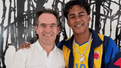 Lamine Yamal luciendo la camiseta de la Selección Colombia durante su visita a Medellín.